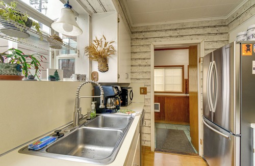 Forks Cottage | Walk to Twilight Sites! Forks Home w/Hot Tub