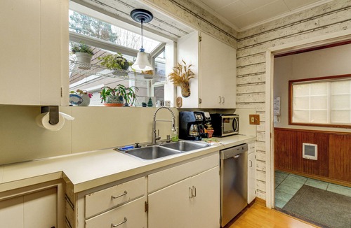 Forks Cottage | Walk to Twilight Sites! Forks Home w/Hot Tub