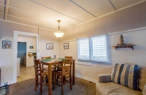 Seaside House | Walkable cottage with sun porch, full kitchen - near beach & town