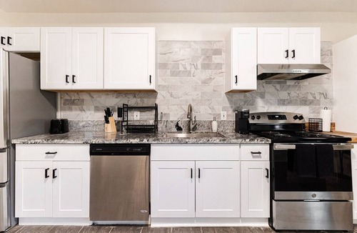 East Walnut HIlls House | Walkable East Walnut Hills/Modern 1BR + Workspace