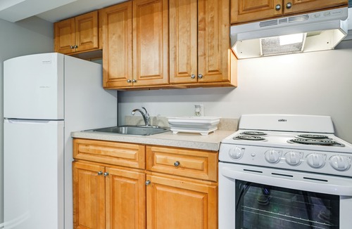 Floral Park Apartment | Walkable Elmont Studio: 19 Mi to New York City!