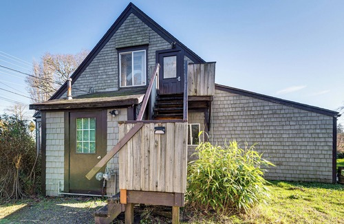 Warrenton Apartment | Walkable Location, Historic Setting: Warrenton Apt