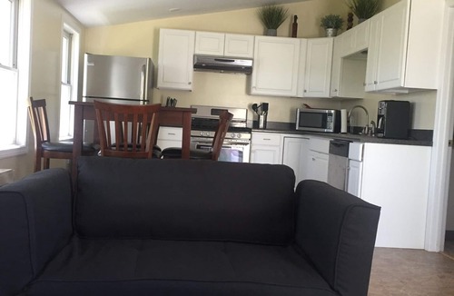 Mac Mahan House | Waterfront 1 bedroom guest house with full bathroom/laundry and full kitchen.
