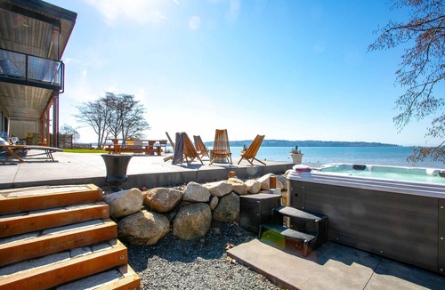 Blaine House | Waterfront 5 bed/5ba Private beach, hot tub, fire pit, huge patio, 2 kitchens