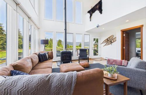 Juneau House | Waterfront 5-Bedroom Retreat w Sauna & Firepit
