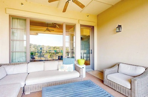 Lakeway Condo | Waterfront All-Suite w/Private Balcony – On-Site Dining, Spa & Marina