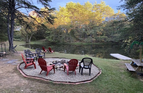 Carbon Hill Cabin | Waterfront Cabin Retreat