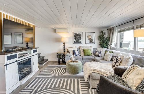 University Place House | Waterfront Cabin w/Stunning Sound Views