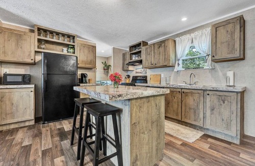 Goodview House | Waterfront home with 3 bedrooms and free parking