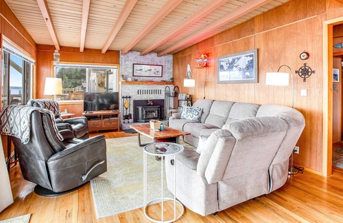 Hoodsport House | Waterfront home with private dock, kayaks, paddleboat, large deck & game room