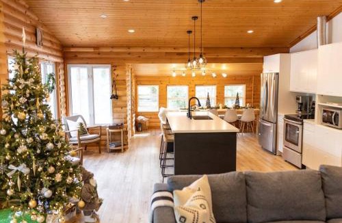 Irondale Ski Chalet | Waterfront private cottage on Koshlong Lake