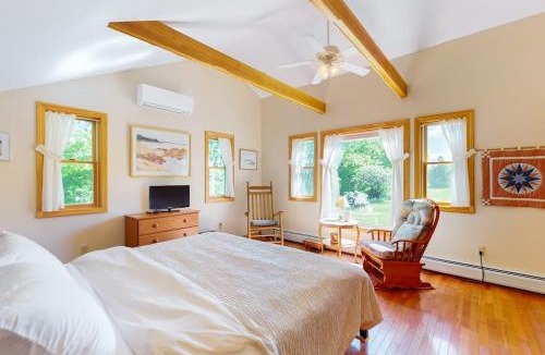 Penobscot House | Waterfront stay with scenic deck, grill, smart TVs, shore access - dog-friendly