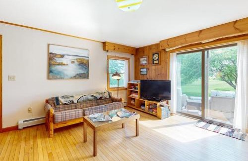 Penobscot House | Waterfront stay with scenic deck, grill, smart TVs, shore access - dog-friendly