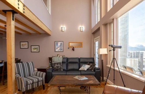 Homer House | Waterfront unit to watch whales with your coffee