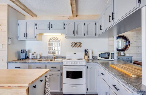 Alberton Cottage | Waterfront with access, 3BR,Sauna & Hot Tub