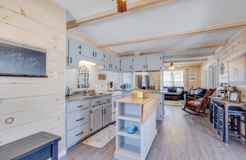 Alberton Cottage | Waterfront with access, 3BR,Sauna & Hot Tub