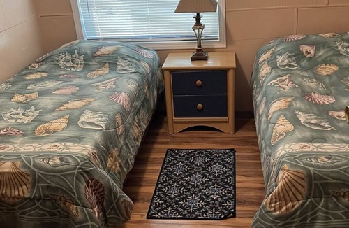 Weeki Wachee Gardens Cottage | Weeki Wachee River Canal home Pet Friendly Includes kayaks