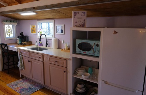 Laurel Ridge Cabin | Welcome to Black Mountain Stomping Ground's Auntie's Attik w Mtn Views/porch