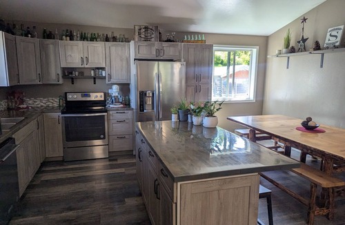Happy Valley House | Welcoming 5-bedroom house in Ninilchik perfect for family or group stays.