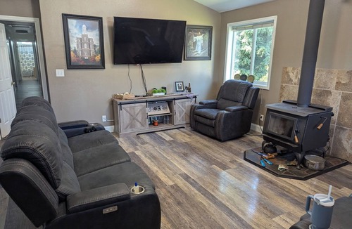 Happy Valley House | Welcoming 5-bedroom house in Ninilchik perfect for family or group stays.
