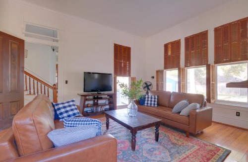 Columbus House | WFH Friendly: Abode w/Balcony in Columbus!