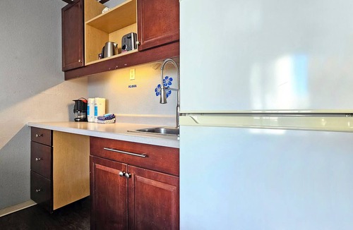 Waikiki Apartment | WG 705 —Cozy Queen-Bed studio steps to Waikiki Beach & Zoo w/AC, Pool, & Kitchen