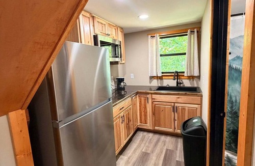 Oldfort Cabin | Whispering Timber 1-bedroom cabin in charming Old Fort with AC