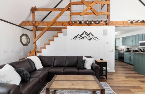 North Conway Ski Chalet | White Cap Cabin, Dog Friendly Chalet including a Game Room, Hot Tub, Fireplace