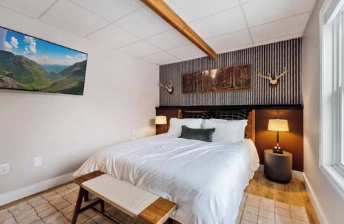 Bartlett Cabin | White Mtn Lux Retreat - Hot Tub, Sauna & Game Room