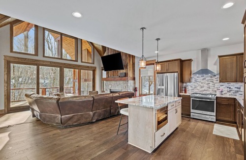 Elk Park Cabin | Winewood Haven at Eagles Nest - Fireplaces, King Ensuite, Firepit