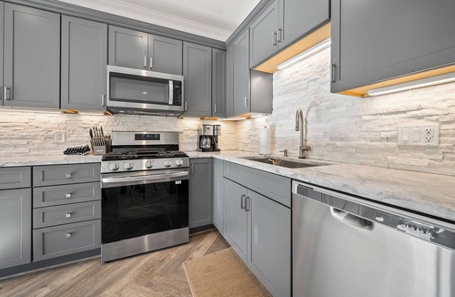 Lincoln House | Winterfell Retreat - Forest Ridge - Pools - Clubhouse - AC - Seasonal Shuttle