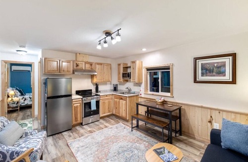Questa Woods Cabin | Woodland Cabin - Tiny Home Retreat Sleeps 4