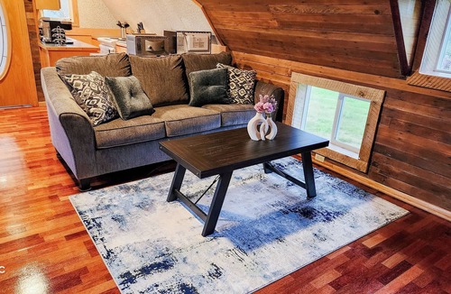 Womens Bay House | World War 2 Quonset Hut, River & Mountain Views, full kitchen & WiFi