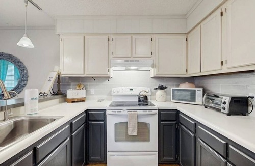 Banner Elk Apartment | Year-Round Mountain Fun | Pool, Sauna & Skiing | Dog-Friendly