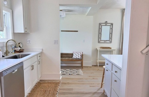 Sandusky House | Yellow House - Downtown & 7 Mins to Cedar Point