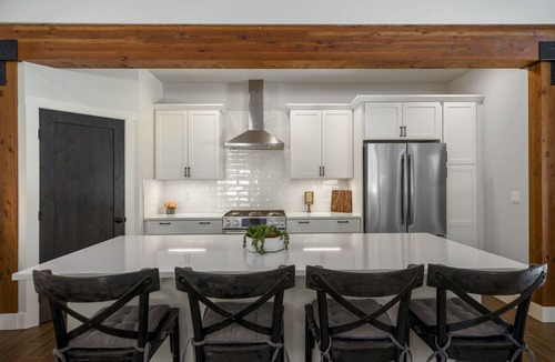Ronald House | Your People Deserve This! 7BR/7BA, Pool Access, Sleeps 28 · 1PM Check-In/Out