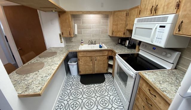 1 bed apt near airport in quiet area
