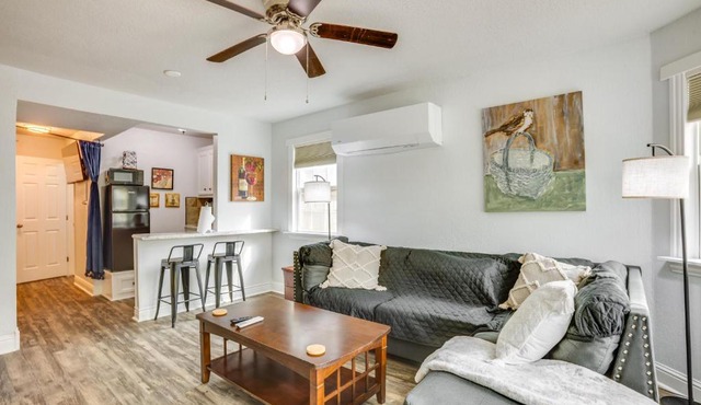 < 1 Mi to Downtown Conroe: Charming Apartment