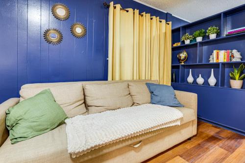 1 Mi to UT & Med Centers! Updated Austin Studio