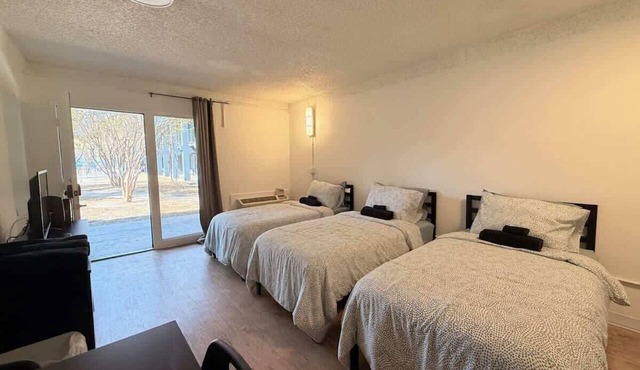 [11] ATX Studio: 3 Twin Beds, Sleeps 3