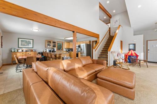 1101 Mesa Drive: 2