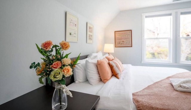 1116 Upper · 4b3b Upper Unit in Capitol Hill/Central Location