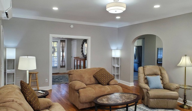 1260sqft Updated Retro Retreat w/WiFi + Patio/Grill - 5 Min Walk to DownTown