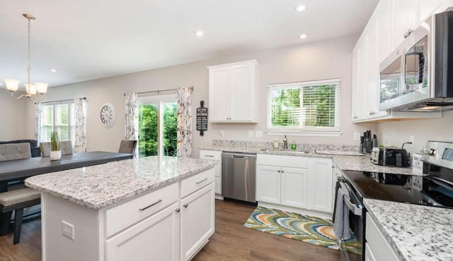 1344 soaring way NEW Cheerful 5 bedroom home in quiet suburban area