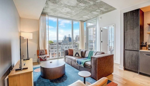 16th floor condo w/rooftop pool & walkable location