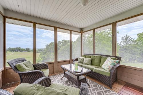 18 Mi to Table Rock Lake: Pet-Friendly Ozark Home!