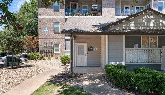 1BR Bright Domain Apt w/Pool, Tennis & Parking