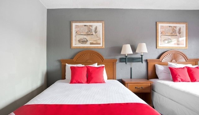 2 Accommodations near Appleton Museum of Art with Outdoor Swimming Pool in Silver Springs