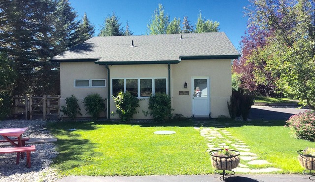 2 Bd. 2 Bath Charming Country Guest House close to ski slopes of Sun Valley in Hailey