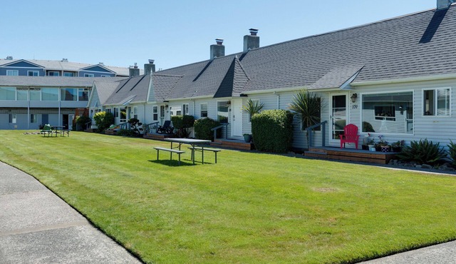 2 Bdrm Beachside/Poolside Condo, Tides by the Sea, Great for family's - Unit 121